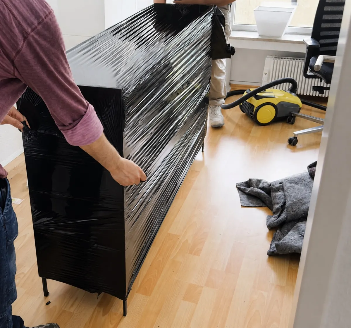 Möbelstück wird mit Folie geschützt