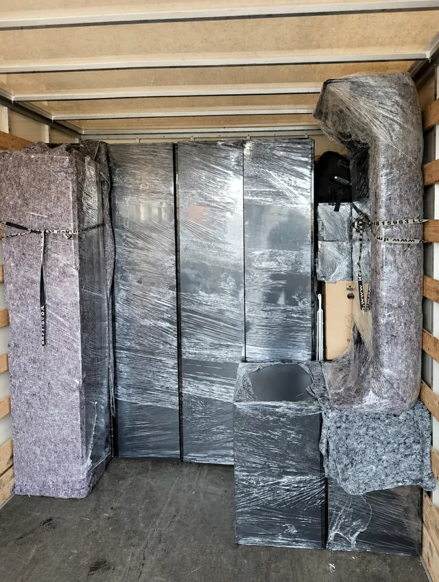 Geschützte Möbel sicher im Umzugsfahrzeug verladen